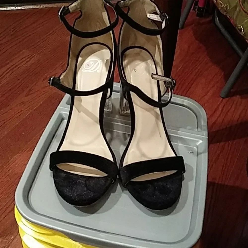 D. Shoes. - Picture 8 of 17